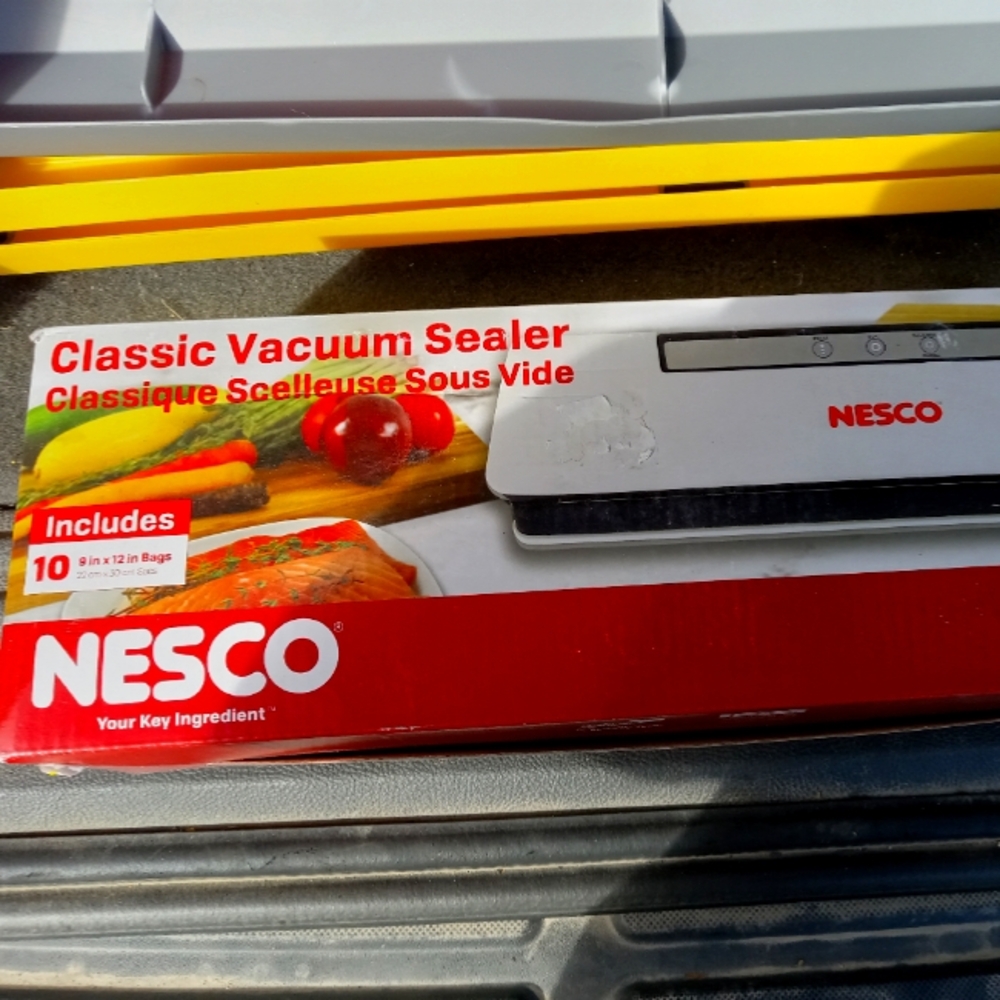 New in box! Nesco vacuum sealer machine includes 10 bags!